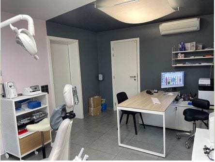 Bureau au mur anthracite avec plateau bois et vue sur mur végétal